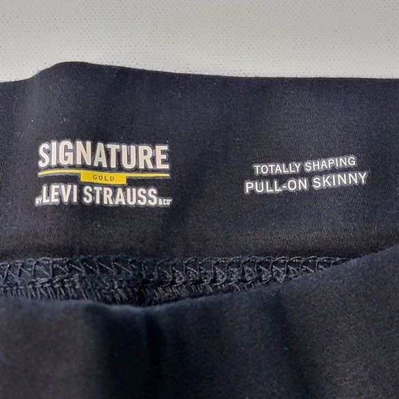 Signature by Levi Strauss & Co. Gold Label Totally Shaping Pull-on Skinny Jeans - Picture 7 of 11